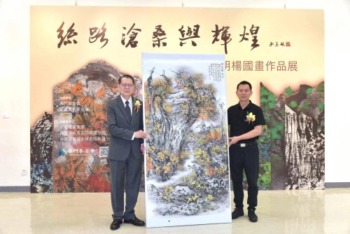 童宏琦（阿童牧）向澳門基金會致送作品