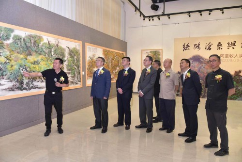 童宏琦（阿童牧）向嘉賓介紹作品