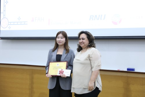 大西洋銀行代表Vitoria Santos頒發三等獎予程梓鈺同學