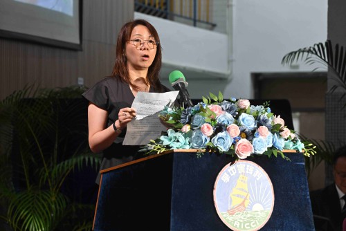 澳門基金會活動處處長黃麗莎代讀行政委員會主席吳志良的致辭稿