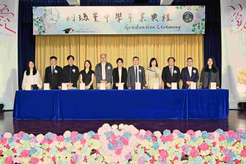 一眾嘉賓主持“澳門記憶”文史網“校園記憶”啟動儀式