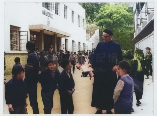 利瑪竇中學明勵志神父與小學生