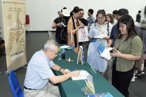 作者現場簽書並與讀者交流