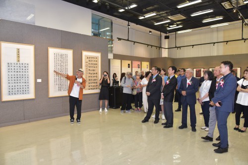 何立偉向嘉賓介紹作品