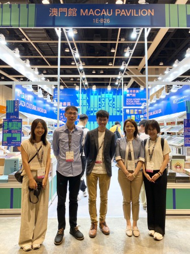 澳基會黃麗莎處長與講者在澳門展館前留影