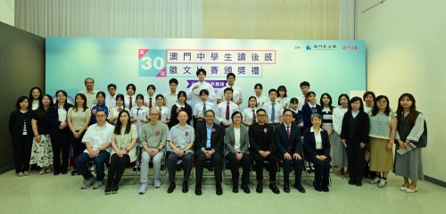 頒獎嘉賓、獲獎學校校長、老師與獲獎同學合影留念