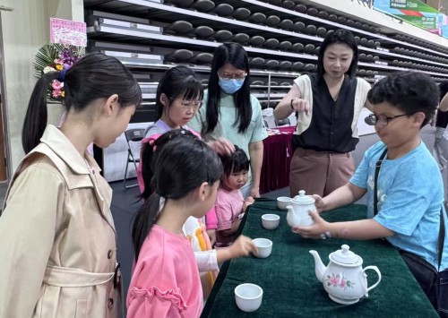 參與者親身嘗試“叩手禮”的文化小遊戲