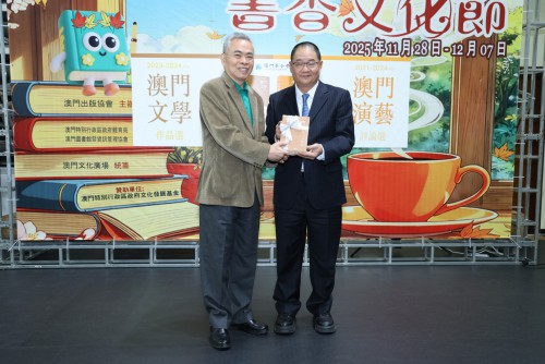 吳志良主席向陳雨潤理事長贈書 