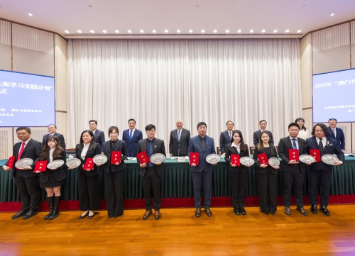 全國政協何厚鏵副主席及嘉賓為學員頒發紀念盆