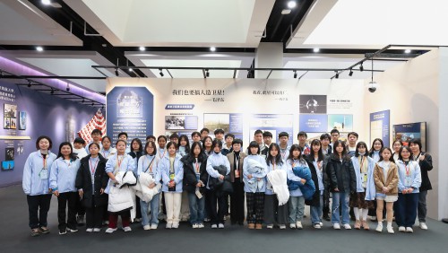 營員在中國科學家博物館與工作人員合影