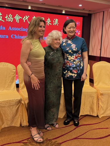 澳門基金會行政委員會鍾怡代主席與學員交流合影