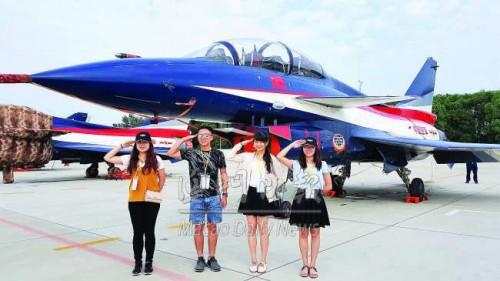 澳門青年在空軍“明星”裝備前合影