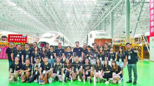 現場觀看飛行表演  澳青感受藍天戰士凌雲壯志