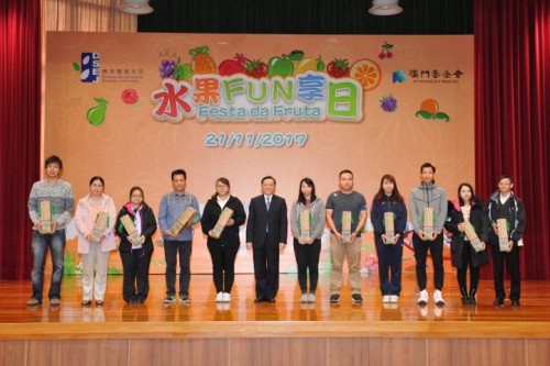 本會吳志良主席向各學校代表致送蘋果