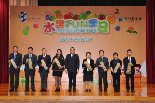 本會黎振強委員向各學校代表致送蘋果